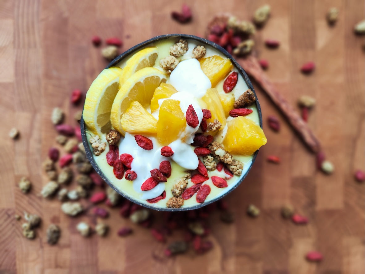 Ananas kokosyoghurt bowl met stukjes ananas, kokosyoghurt, gojibessen en moerbeien