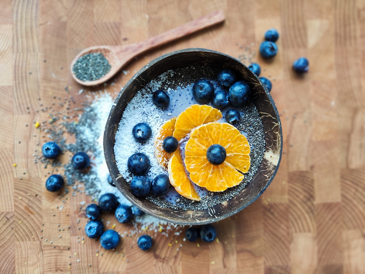 Blue citrus bowl met mandarijnpartjes, blauwe bessen, chiazaad en kokosrasp