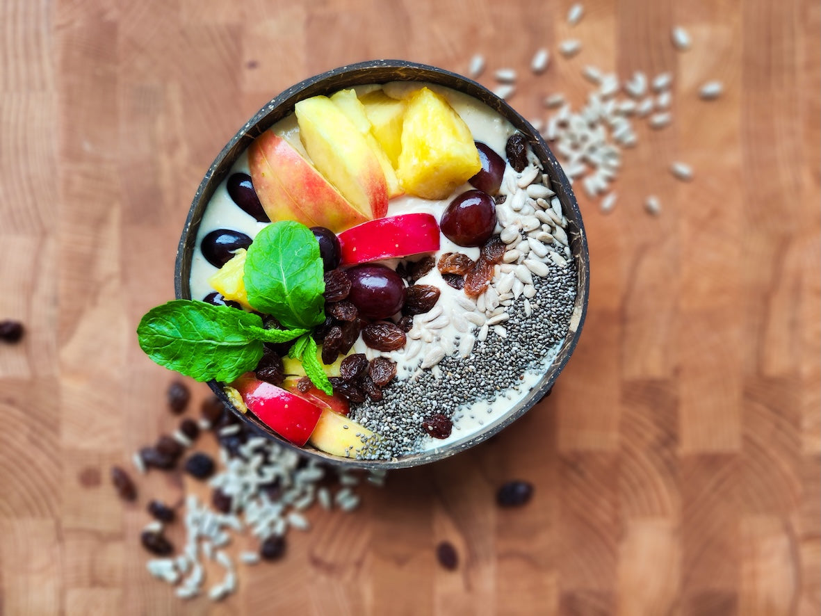 Fruit chia crunch bowl met vanillebasis, ananas, appel, rode druiven, rozijnen en zaden