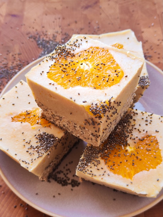 Sinaasappel-vanille desserts met havermoutbodem, chiazaad en plakjes verse sinaasappel
