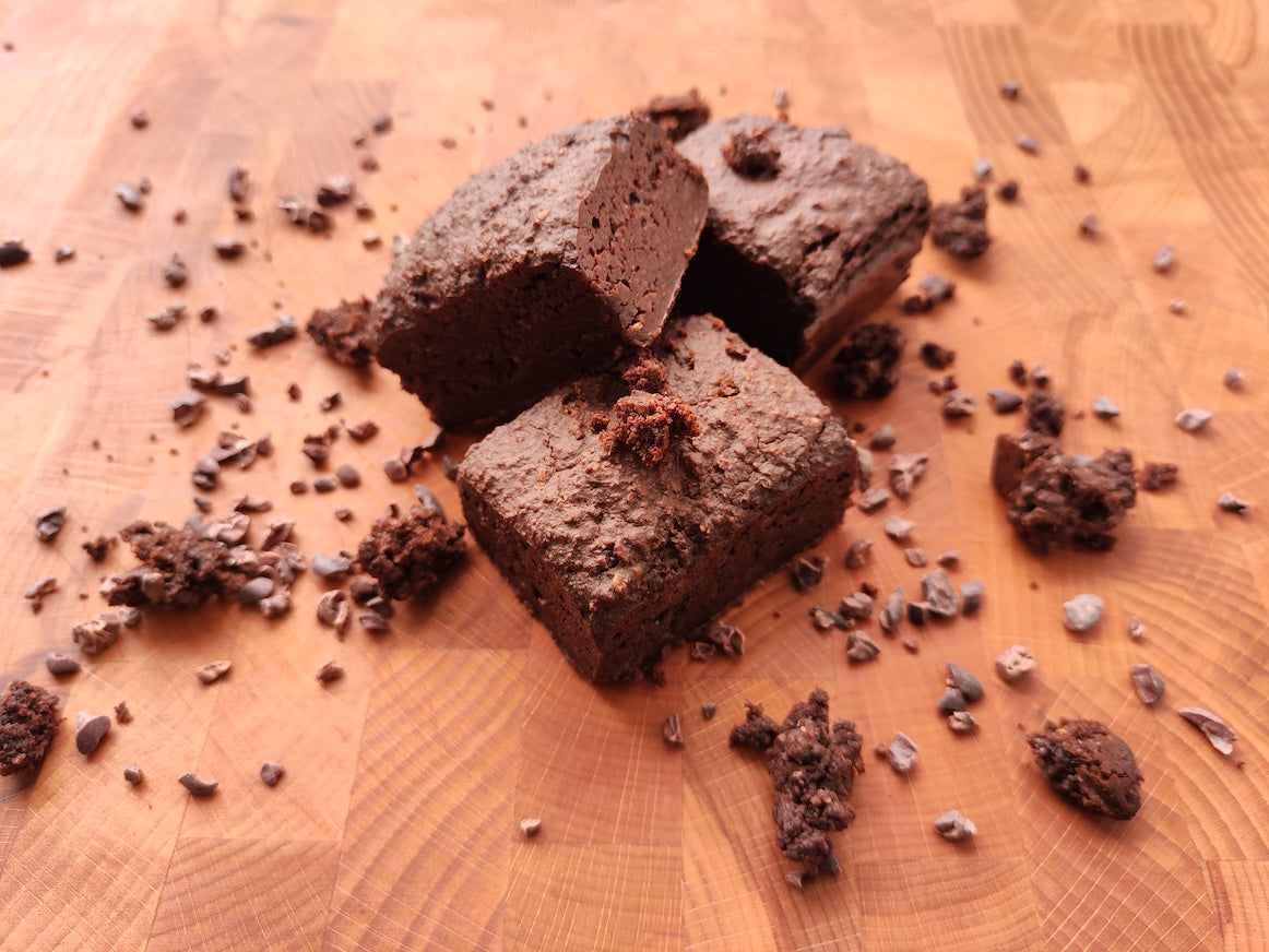 Vegan chocolade brownies met cacao, havermeel en appelmoes