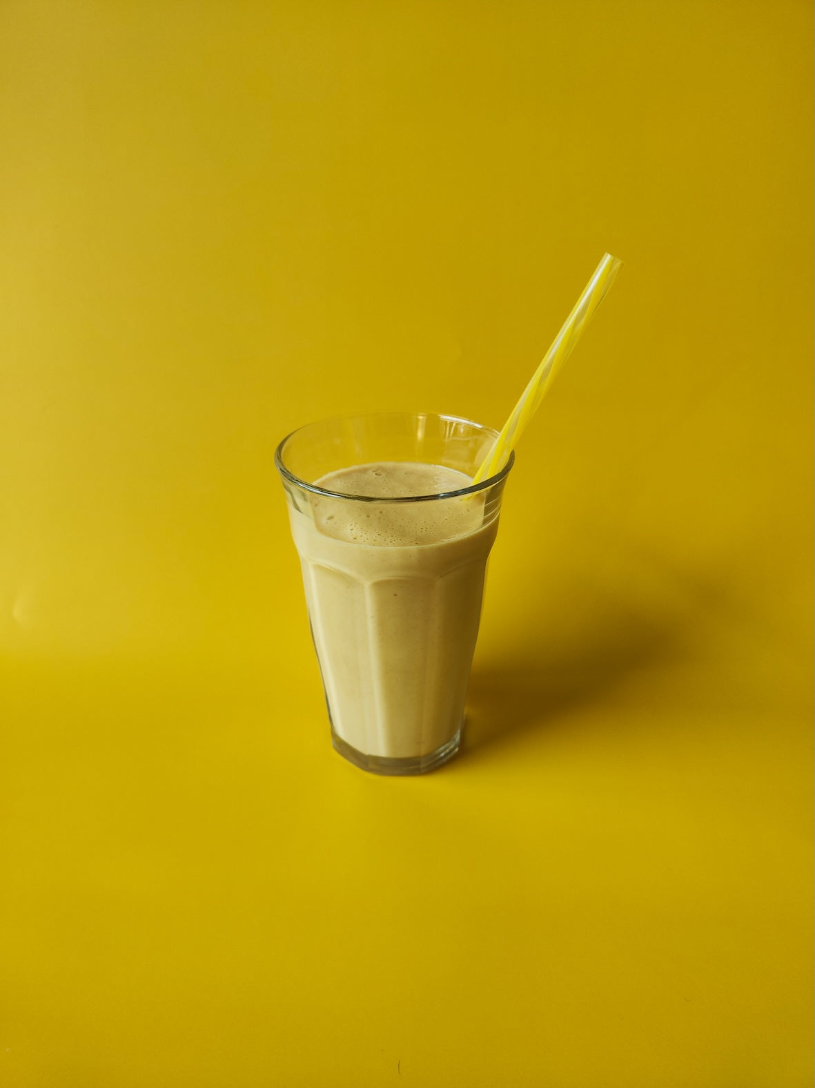 Banaan-kokossmoothie met gember en kurkuma