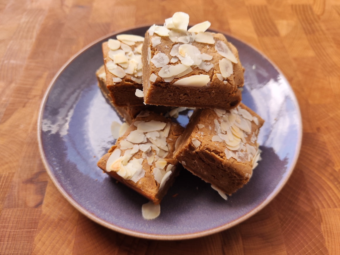 Zelfgemaakte pindakaas fudge met amandelschaafsel en een topping van zeezout