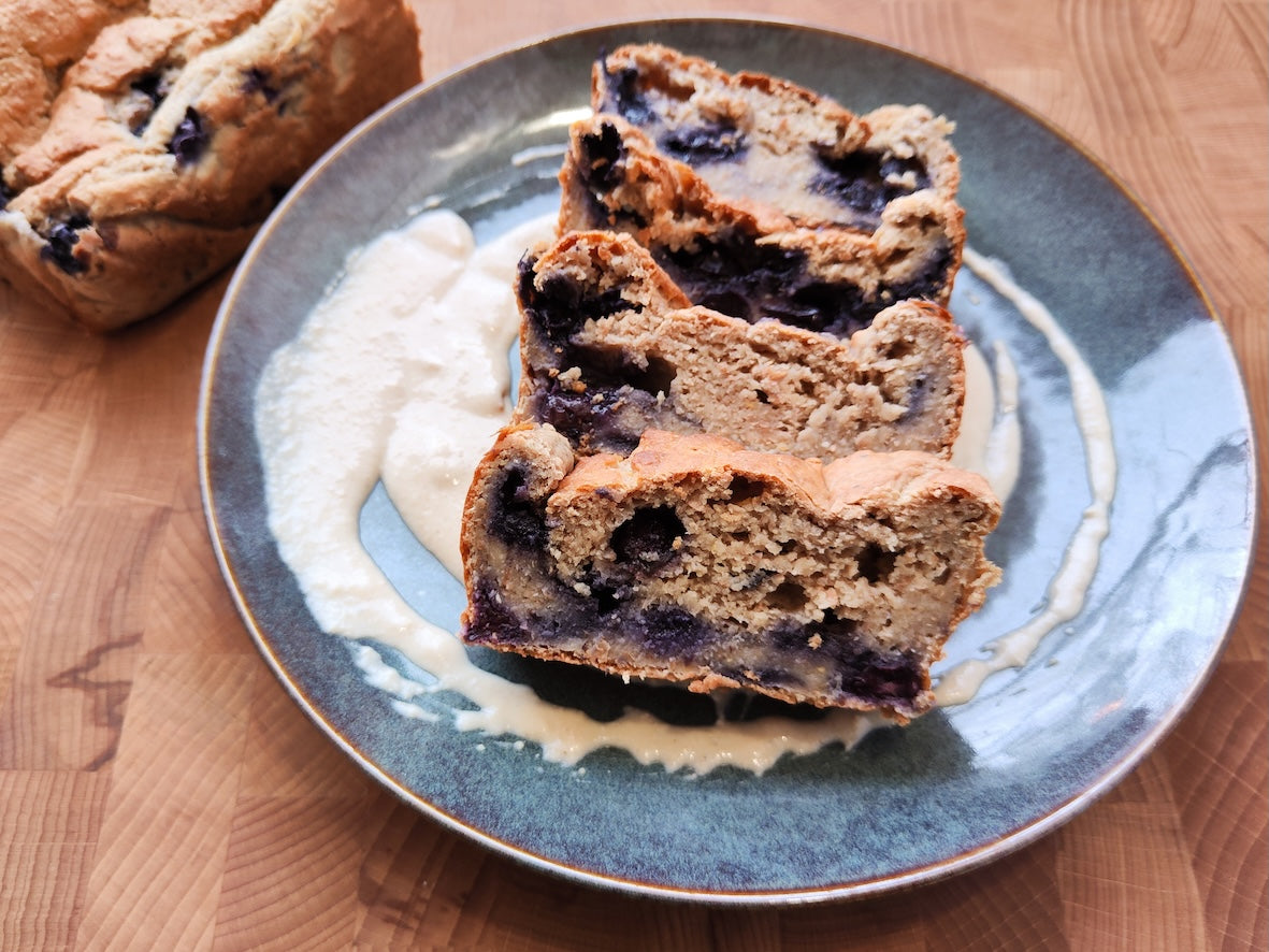 Vegan citroen-blueberry proteïnecake met blauwe bessen en citroenrasp