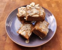 Pindakaas vanille protein fudge met amandelschaafsel